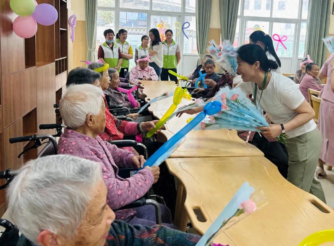 连城：花香伴银龄 情暖母亲节