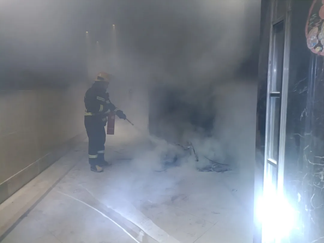 【案例警示】防患于未“燃”，禁止电动自行车进楼入户！