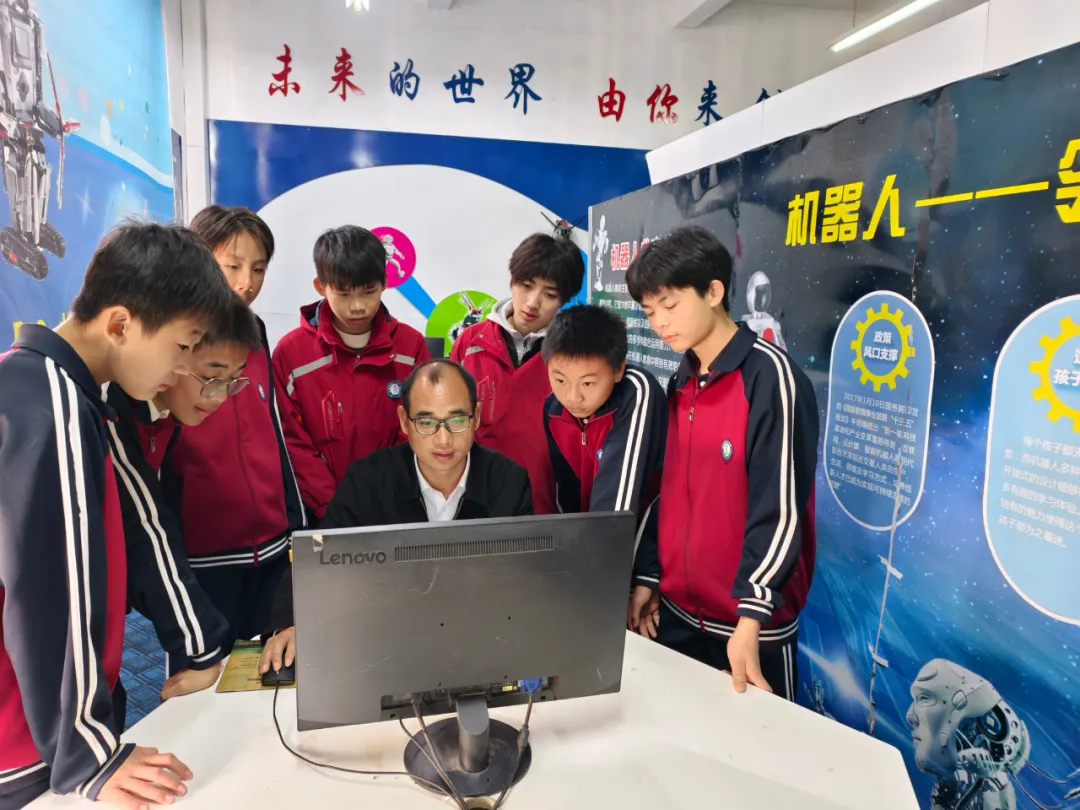 【创新创业创造冠豸】朋口中学：机器人社团点亮青少年的科技梦