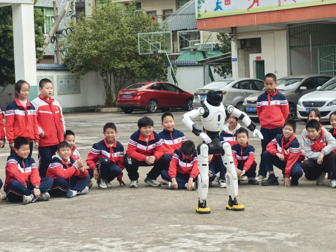 机器人“武连”惊艳亮相！与连城拳传承人现场切磋→→