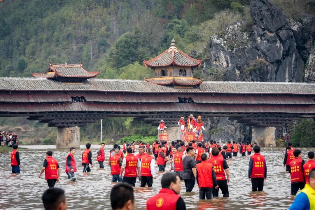 龙腾古事闹元宵 一城风华看连城