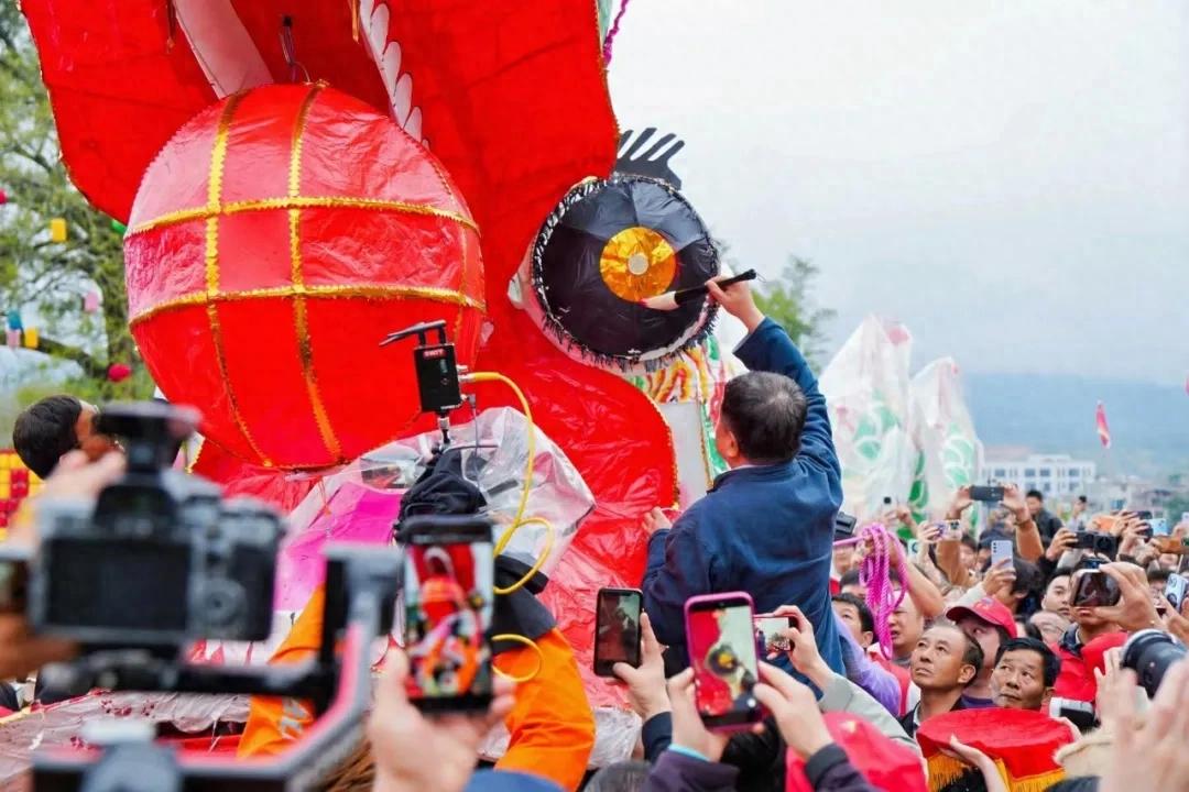 连城姑田：千米巨龙腾跃闹元宵 非遗盛宴燃动古村夜
