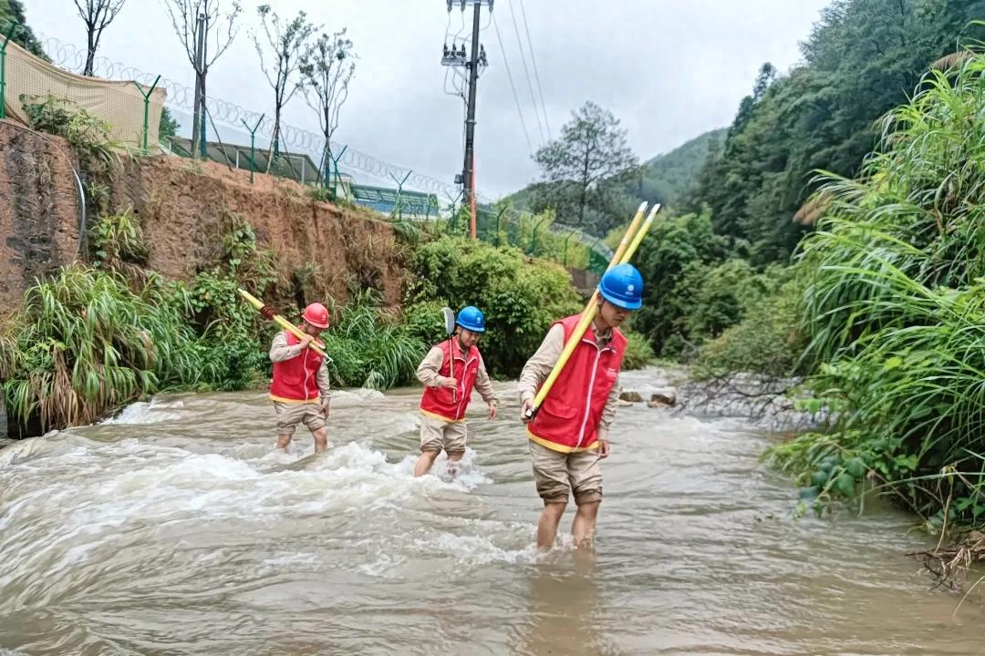 山区河道涨水↑连城电力“党员红”涉水巡线护光明