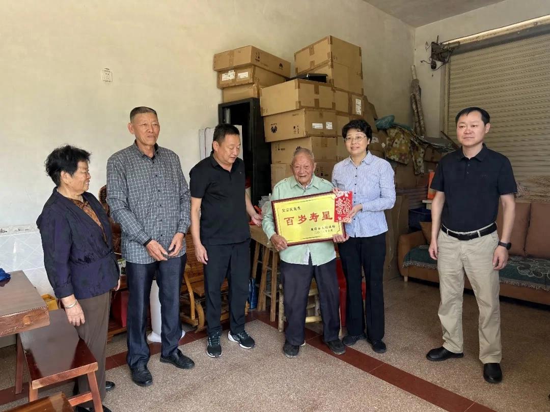 市领导来莲开展重阳节走访慰问活动